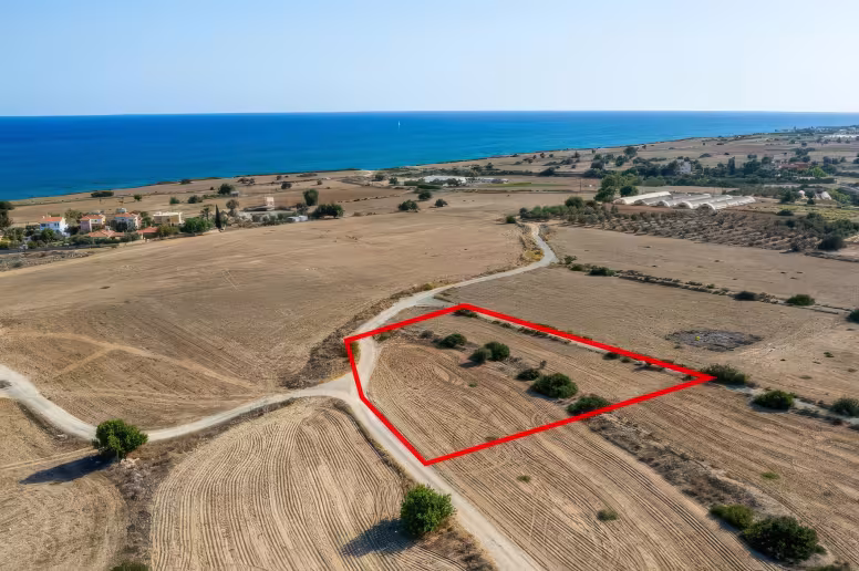 Land in Larnaca, Maroni